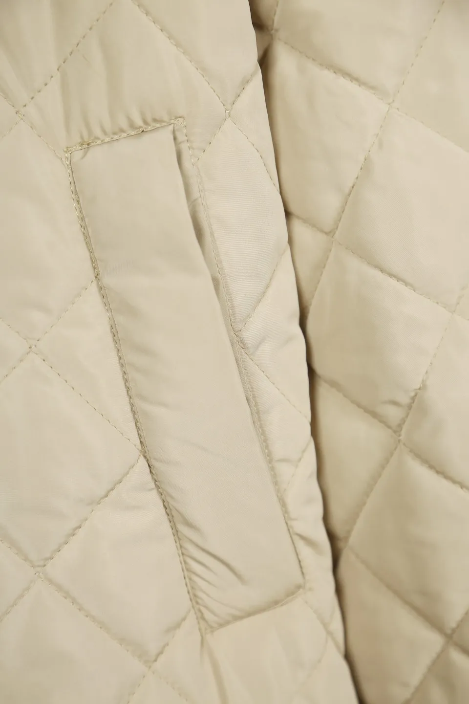 P330 Actual photo [Popular item] Style number: 24373# Color: Khaki Apricot Size: S-XL -MiuMiu/MiuMiu 2024aw Autumn and winter hot new logo embroidered lapel three-zip rhombus plaid imitation feather jacket jacket - Originality restoration 4-needle encrypted quilting embroidery three-in-one imitation feather cotton The board is straight and not bloated - Double-layer composite patch Hand-made counter-embroidery Laminated light gold Y-tooth brand zipper - Special shaped cloth foil for collar Correct 7 cm cylindrical windproof cuffs Closed cuffs with one-to-one stacking in front of the car - Miu style outfit 2024 new autumn and winter products Adopt classic diamond pattern quilting design Three-in-one imitation down cotton Light and thin sheets are positive The thermal insulation coefficient is also online Earth desert khaki apricot Maillard wind is full of relaxation to set off a warm autumn and winter atmosphere The collar is made of contrasting corduroy, which is warm and comfortable. The loose silhouette is both comfortable and easy to layer. The slightly gathered design of the cuffs and hem effectively locks in temperature.